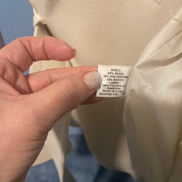 Preloved winter white jacket. - Picture 5 of 5